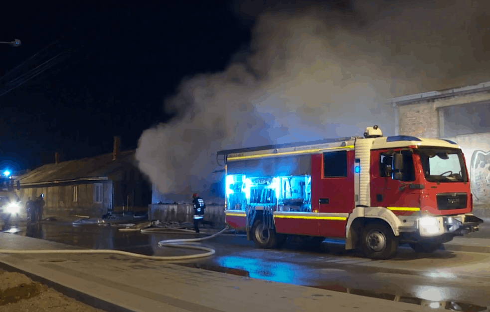 PORODICE IZ IZGORELIH NIŠKIH BARAKA NOĆ PROVELE U PRIHVATILIŠTU: Požar izazvao zapaljenji dimnjak (FOTO+VIDEO)